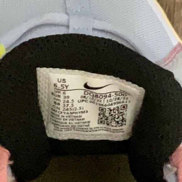 New Without Box Nike Kyrie Flytrap barely grape shoes, size 6.5Y - Picture 4 of 7